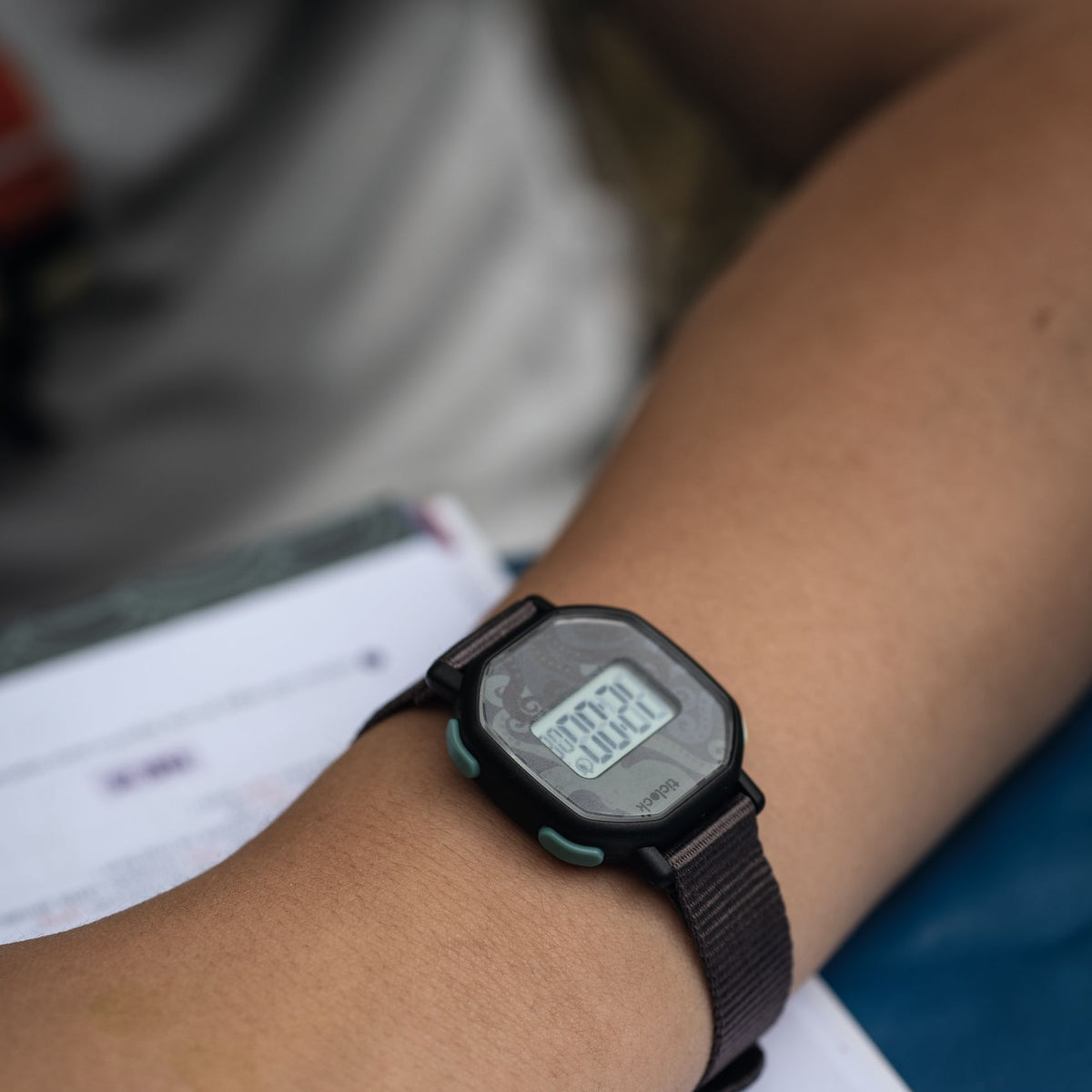 שעון דיגיטלי רטרו אלגנט - אוקטופוס שחור