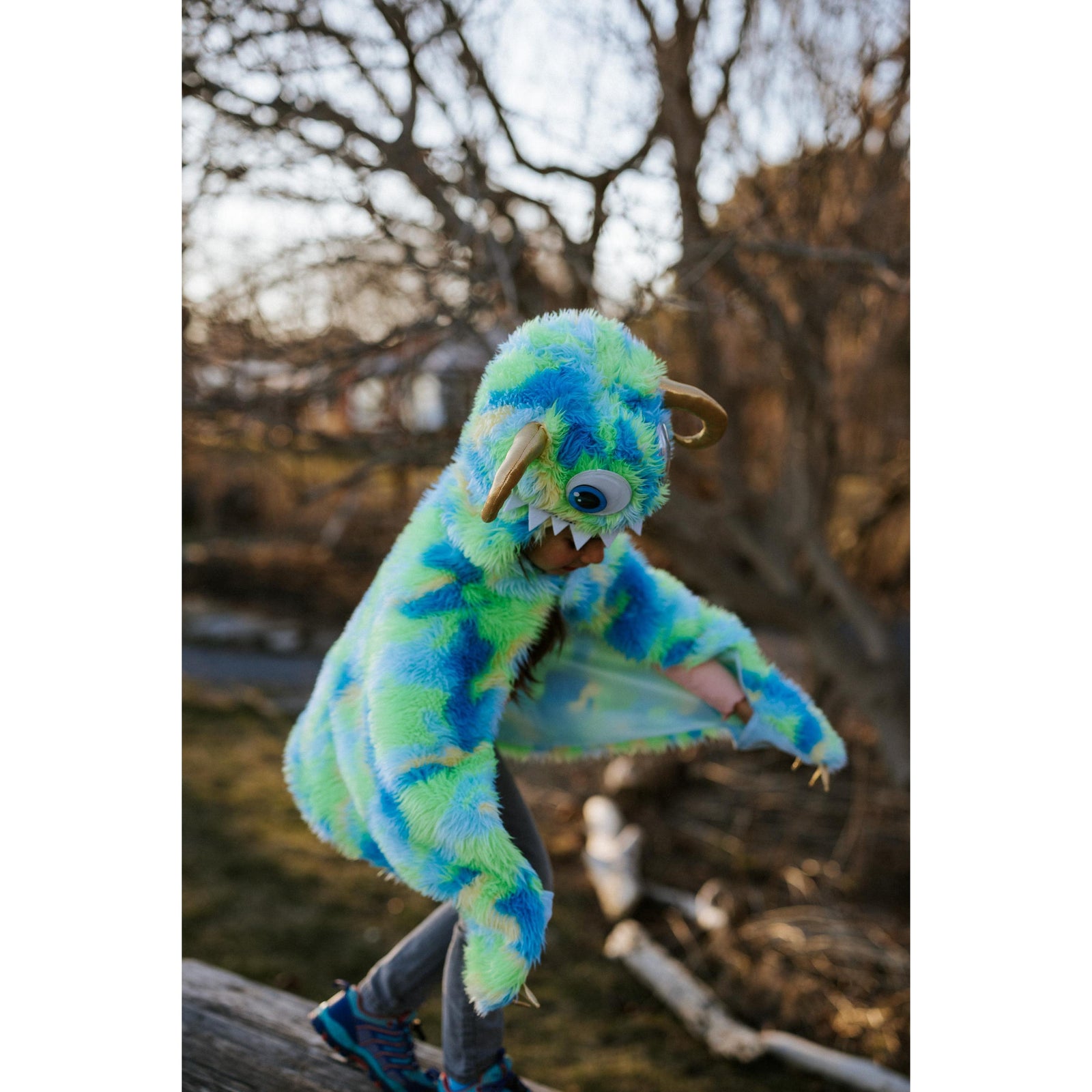 תחפושת 4-6 -  גלימת  מפלצת ירוקה עם כפות ידיים