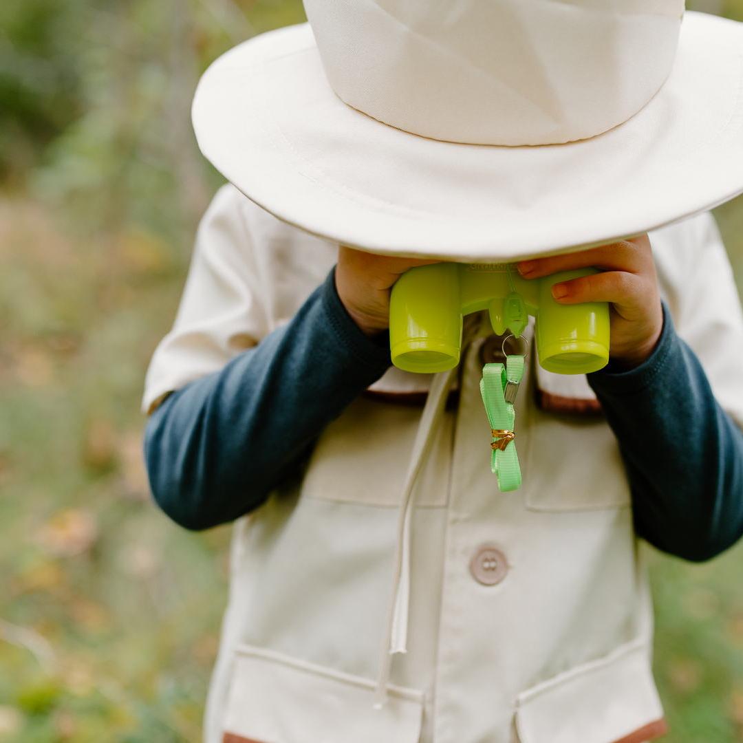 תחפושת 5/6 - היערן  ( חולצה, כובע, משקפת , כוס ותופסן)