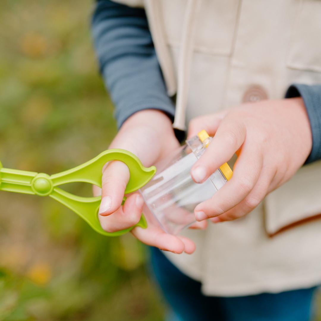 תחפושת 5/6 - היערן  ( חולצה, כובע, משקפת , כוס ותופסן)