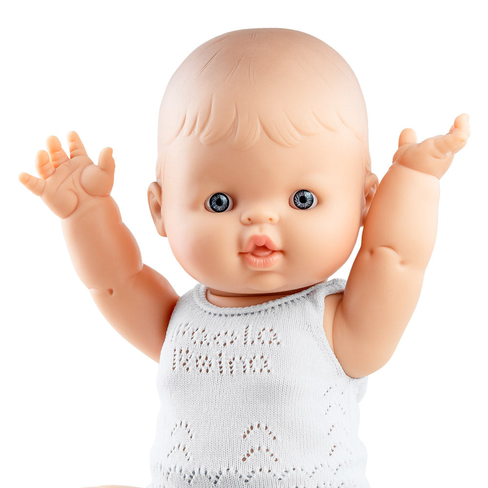 בובה - גורדי (בן) בהיר לבוש בפיג&#39;מה לבנה