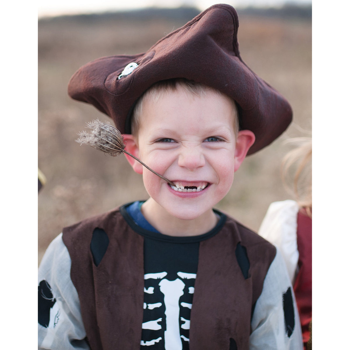 תחפושת 5/6 - פיראט (מכנסיים,חולצה, אפודה וכובע)