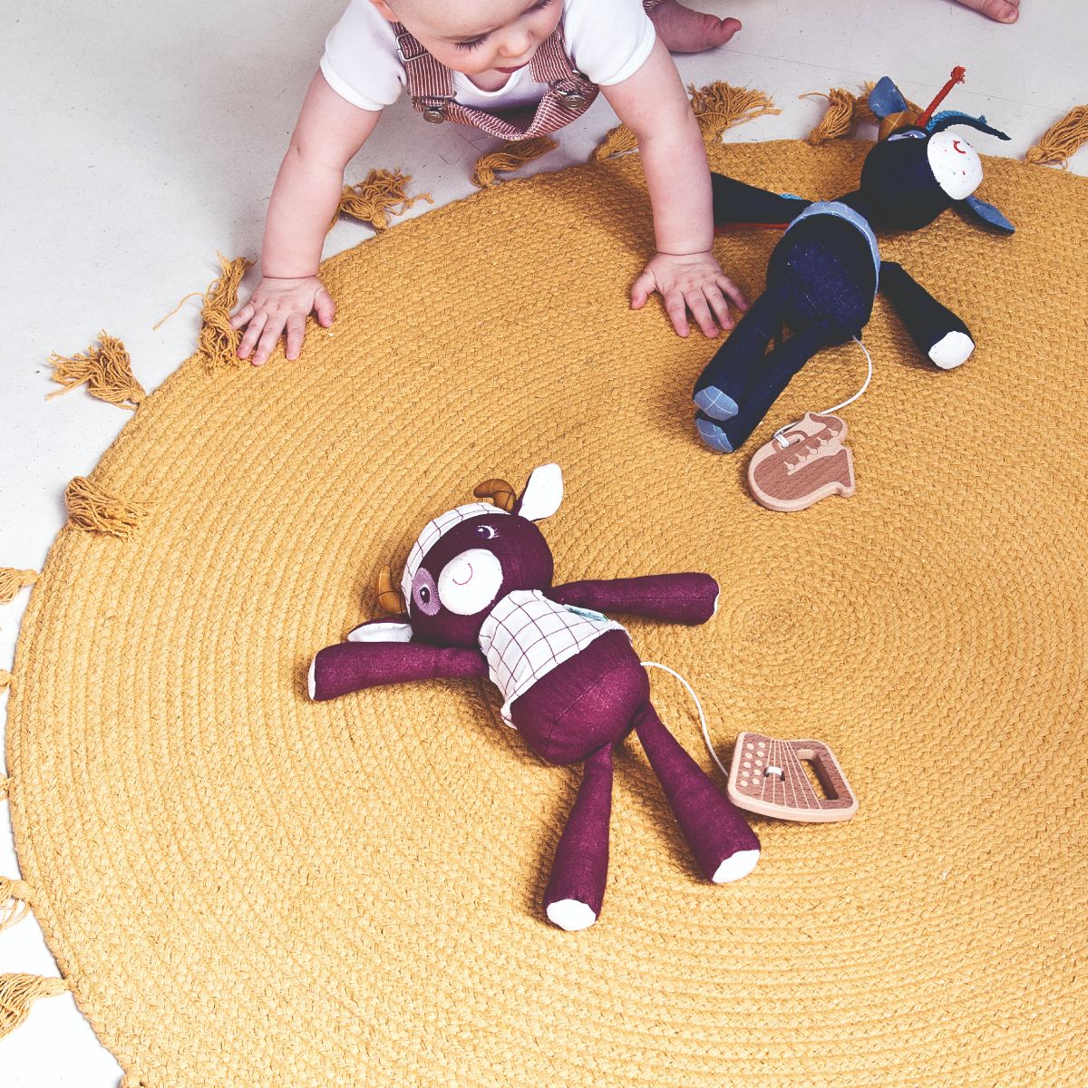 בובה מנגנת - רוזלי הפרה